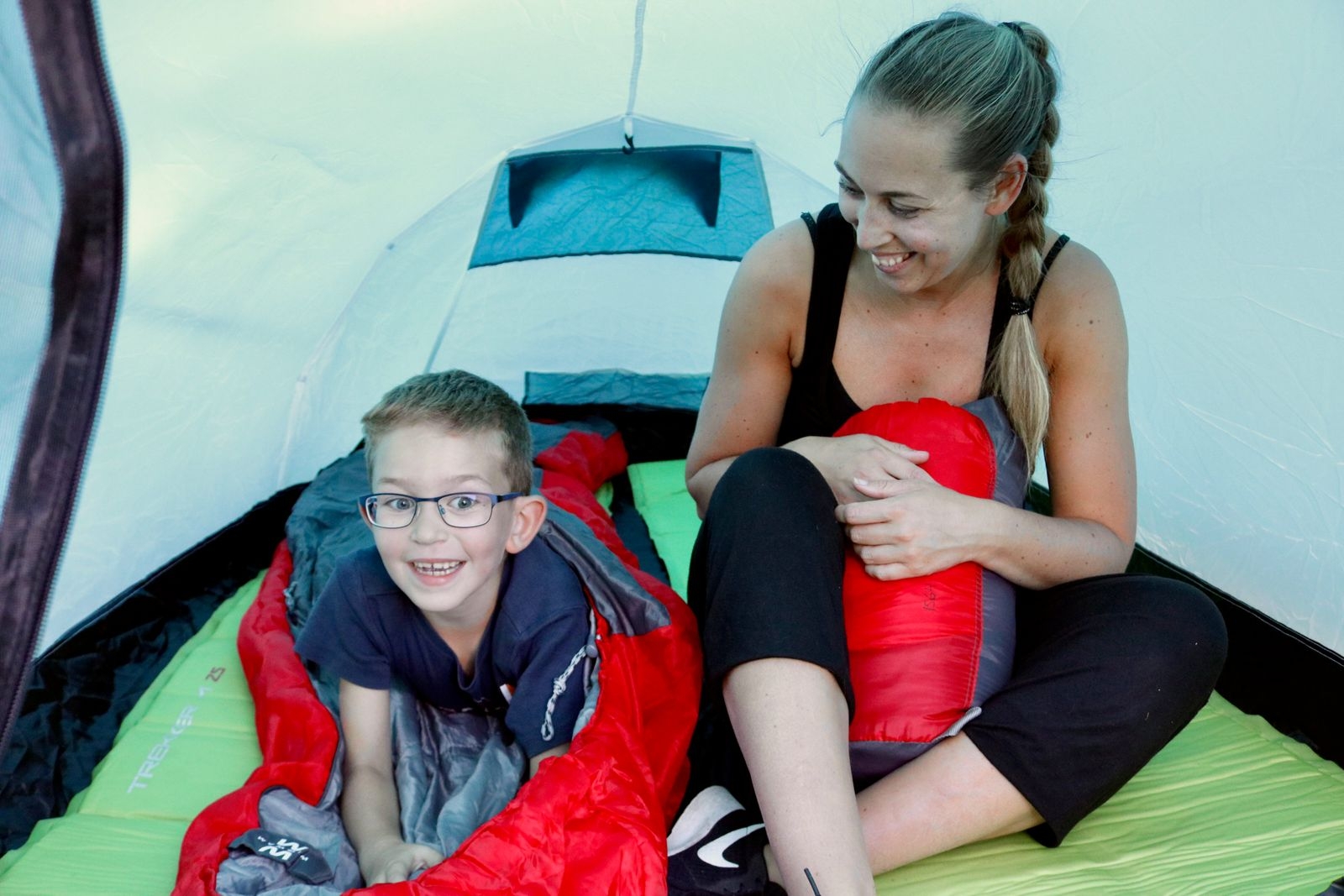Linus Jerlmark och mamma Hanna Jerlmark trivs bra inne i tältet. ”Mysigt”, tycker de.