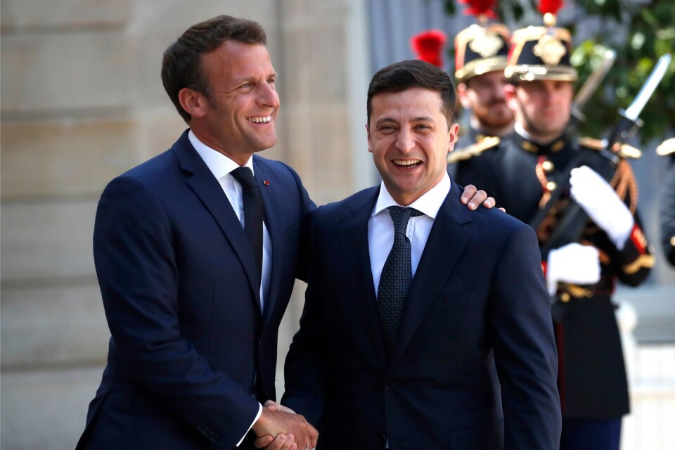 Den 17 juni 2019. En nyvald och omärkt Volodymyr Zelenskyj tas emot av Emmanuel Macron. Den franske presidenten borde nu, tre år senare, ge allt vapenstöd till den ny hårt prövade Zelenskyj.
