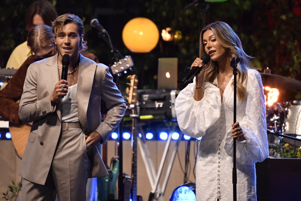 Bianca Ingrosso överraskade publiken med låten "Blomstertid" som de båda syskonen framförde tillsammans.
