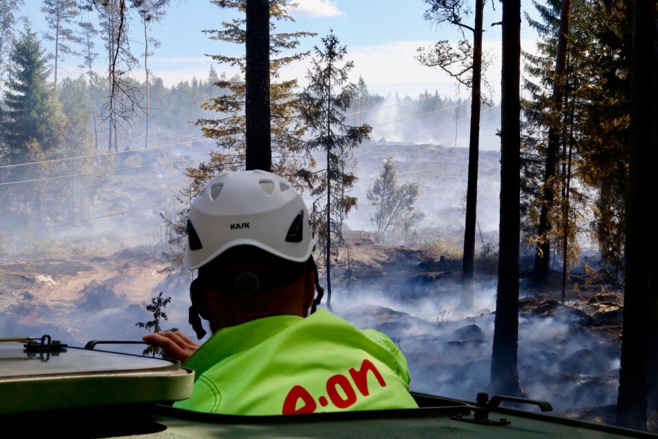Skogsbranden norr om Kristdala är fortfarande inte under kontroll.
