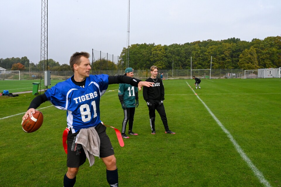Kristofer Bengtsson agerar quarterback i en passningsövning. Han tränar laget tillsammans med Patrick Reiners.
