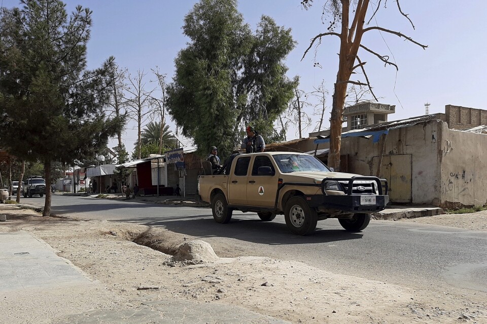 Regeringsstyrkorna som patrullerar Lashkar Gahs öde gator har uppmanat invånarna att fly staden "några dagar" för att man ska kunna slå tillbaka talibanerna.