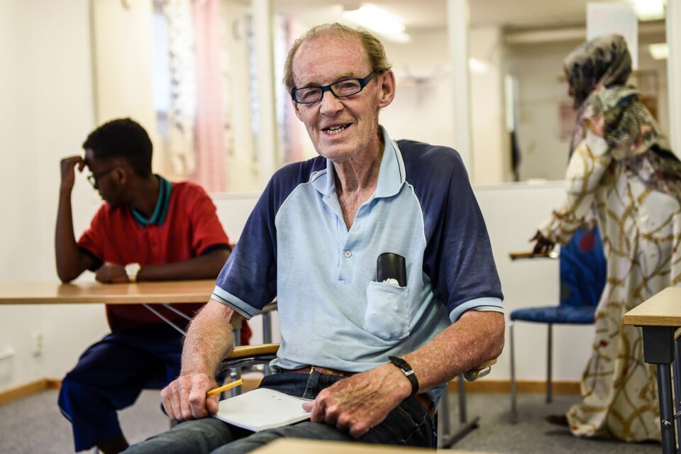 Ingvar Kroon, 79, accepted straight away when he was asked if he would go back to teaching. The project has been running twice a week for four weeks during the summer.