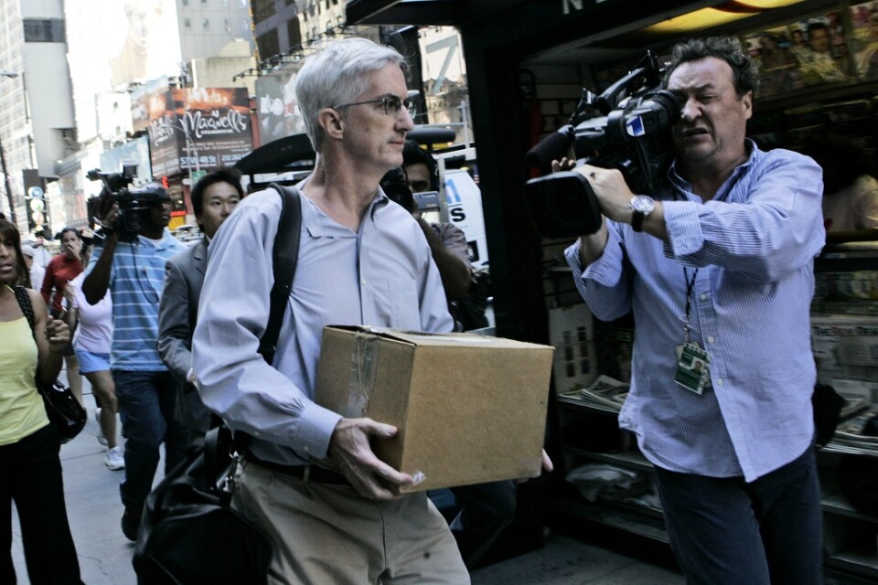 En medarbetare bär ut sina tillhörigheter från Lehman Brothers kontor den 15 september 2008.