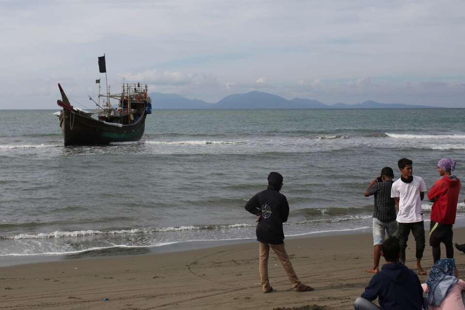 En träbåt med flyktingar från folkgruppen rohingya har anlänt till Aceh Besar i Indonesien. Många från folkgruppen försöker fly från Myanmar där de utsätts för våldsamt förtryck. Arkivbild.