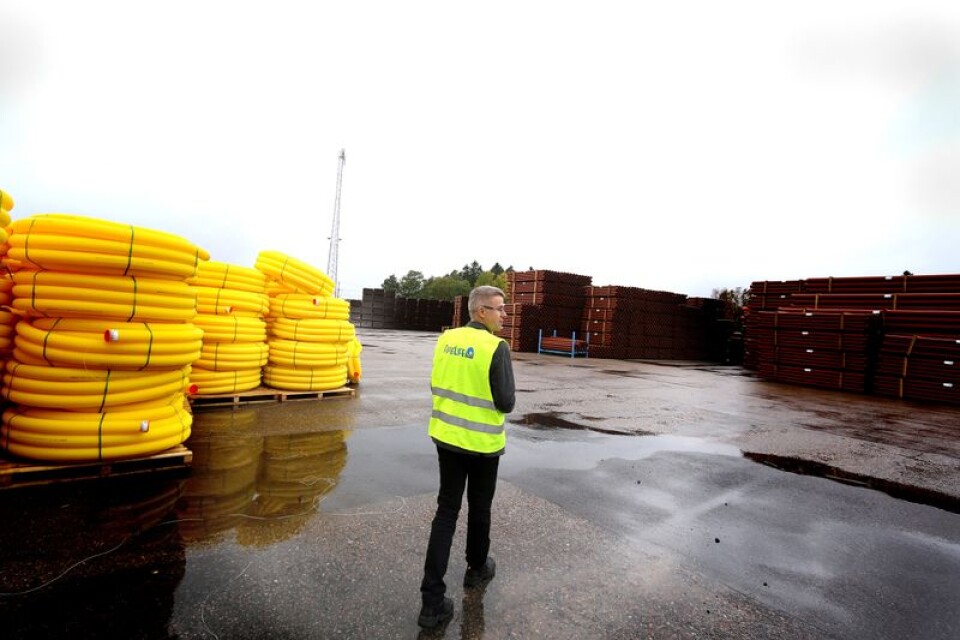 Marknadsföringschefen Mats Thorén visar runt i utomhuslagret för Pipelifes rörprodukter som både ska gå på export och till den inhemska marknaden.