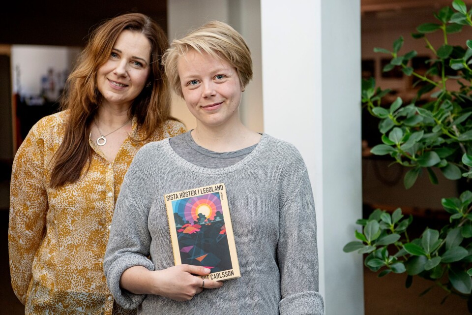 Hanna Rut Carlsson till höger, gästar Marie Magnusson i podcasten ”Bokstavligt talat”.