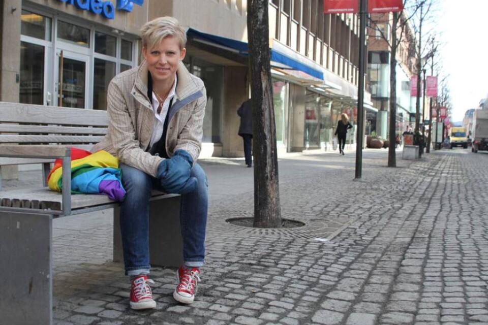 Den där flaggan i regnbågsfärger har Frida Sandahl Ohlson fotograferats med otaliga gånger inför Qom ut, Jönköpings första pride-festival. Men nu finns den i Jönköping i alla fall. Det har den inte alltid gjort.