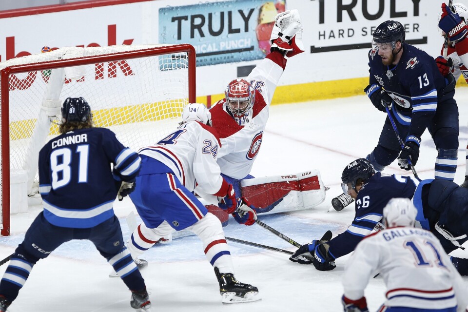 Montreals målvakt Carey Price gör en räddning på ett Winnipeganfall i den andra kvartsfinalen.