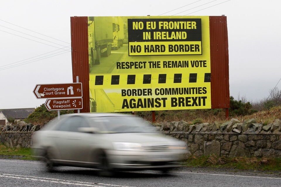 Den brittiska regeringen agerar på ett sätt som gör att den nordirländska fredsöverenskommelsen från 1998 är i fara om inte den irländska ön kan förbli gränslös efter Brexit