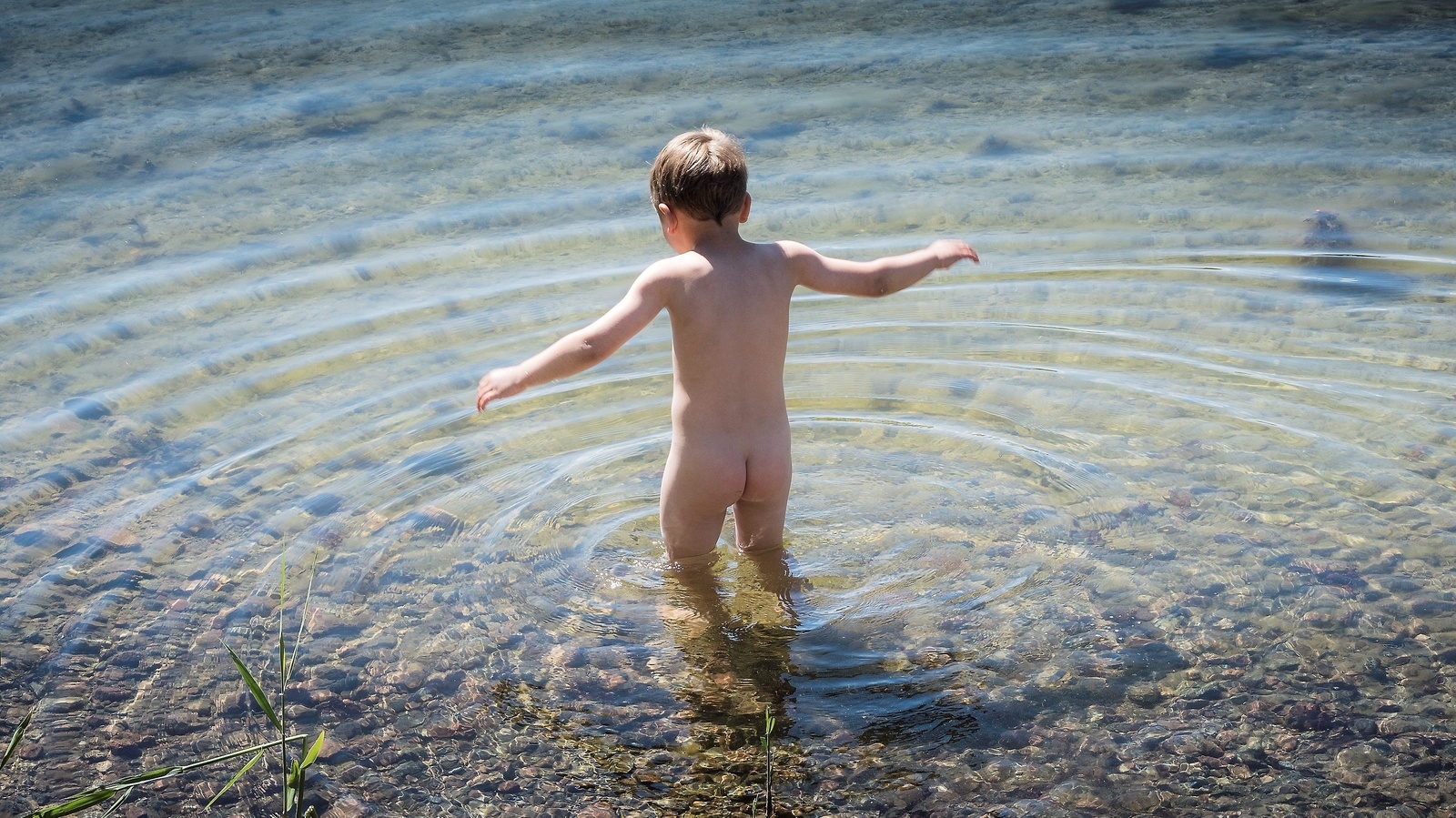 I dag drar värmen in över Skåne. I traktens badsjöar är vattnet fint – förutom vid Björkviken, där det pendlar fram och tillbaka. Foto: TT och Kristina HöjendaL
vafajf
