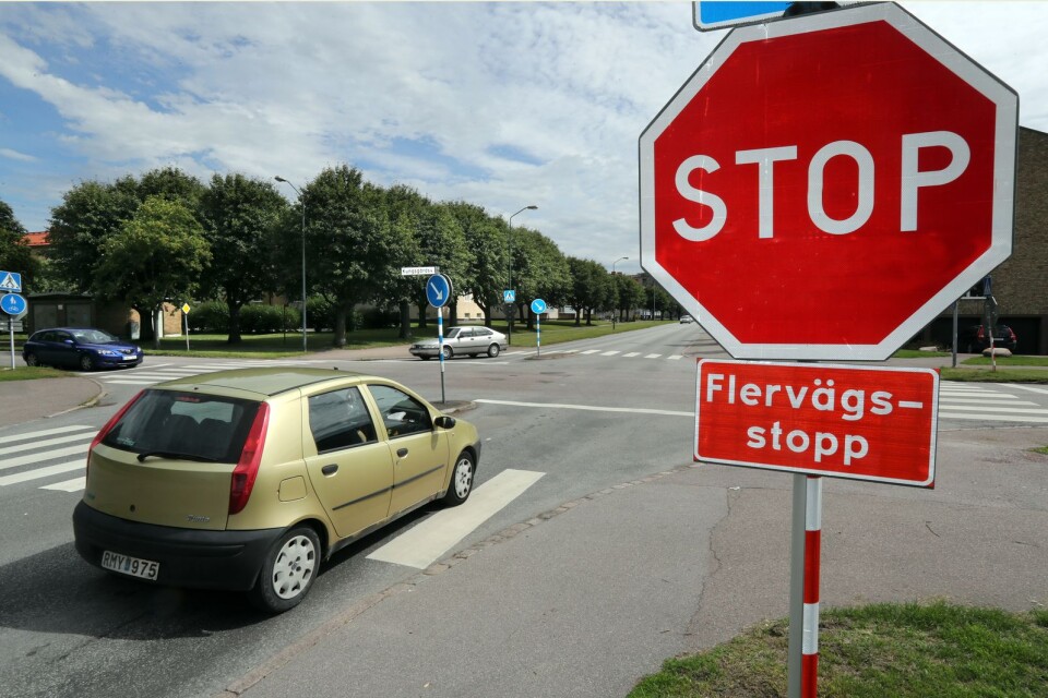Flervägsstopp i korsningen Kungsgårdsvägen–Galggatan i Kalmar.