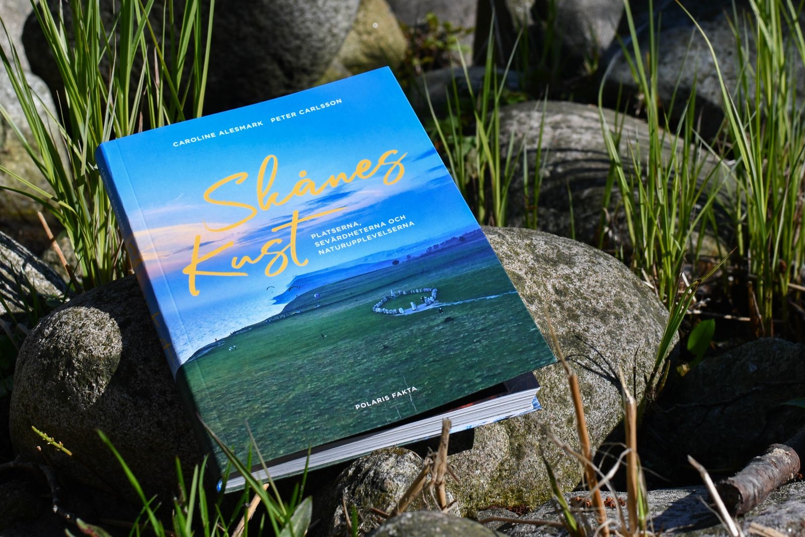 Skånes kust – platserna, sevärdheterna och naturupplevelserna tar med läsarna på en inspirerande resa längs Skånes 57 mil långa kuststräcka.