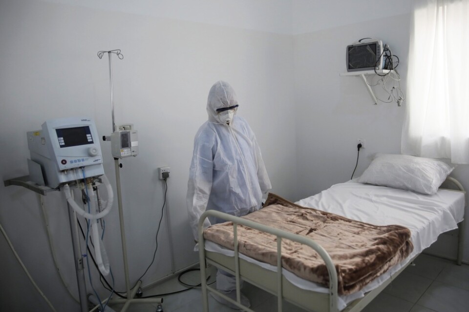 En sjukvårdsarbetare iordningställer ett rum tänkt att användas som karantän för coronavirussmittade vid ett sjukhus i Jemens huvudstad Sanaa. Arkivbild.