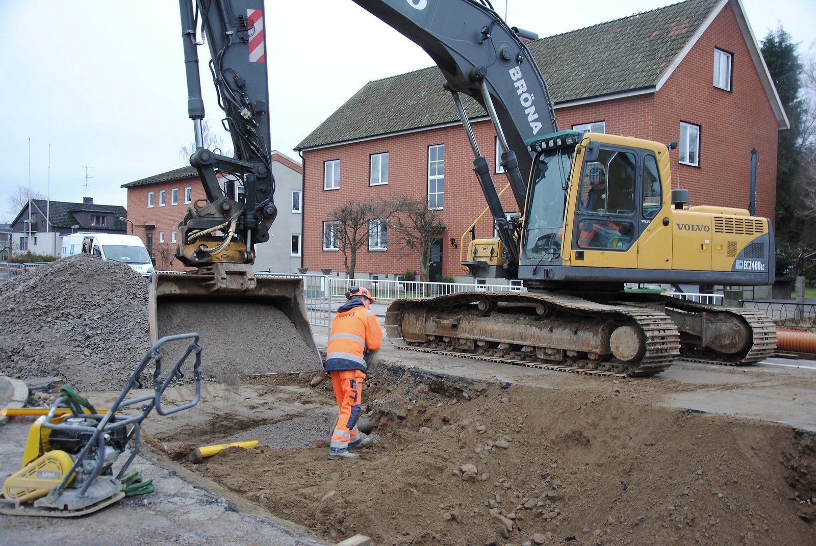 Det grävs på flera ställen i Osby och Lönsboda när gamla ledningar ska bytas ut. Här fylls det igen på Norra Infartsvägen i Osby. Foto: Maja Ögren Andersson