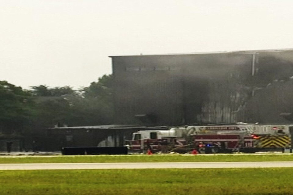 Tio personer omkom när ett flygplan kraschade in i en byggnad på flygplatsen i Addison i Texas, USA.