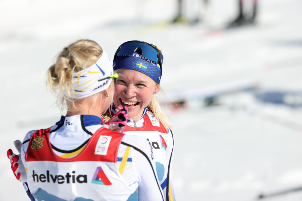 Sveriges Jonna Sundling och Maja Dahlqvist när de vann guld i damernas final i sprintstafett vid skid-VM i Oberstdorf.