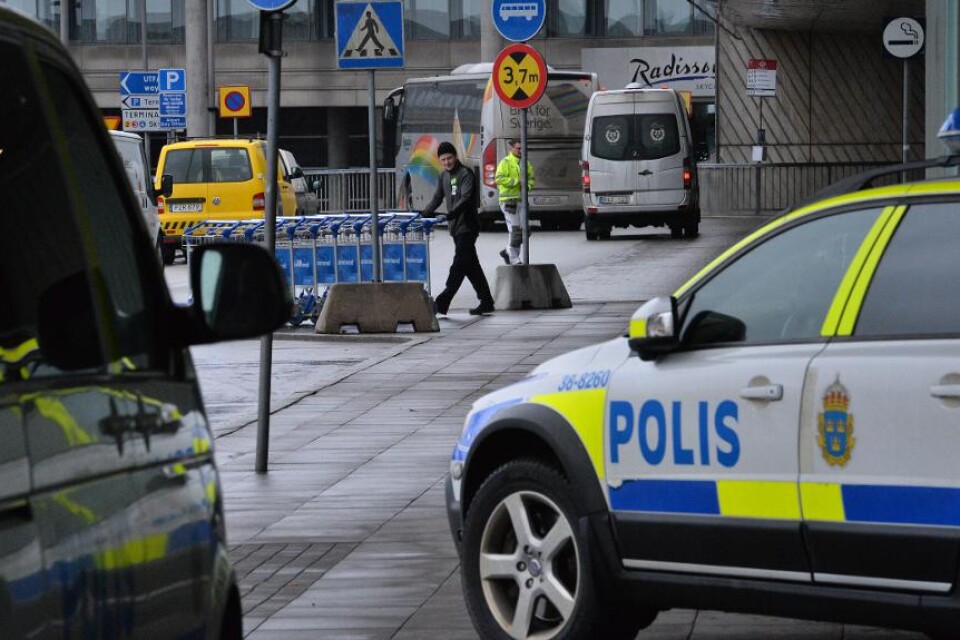 En av Finlands mest eftersökta brottslingar har gripits på Arlanda, rapporterar Aftonbladet. - Han har en lång historia som våldsam och farlig i Finland, säger en inspektör vid polisens Fast-grupp, till tidningen. Mannen i 40-årsåldern är en ledande med