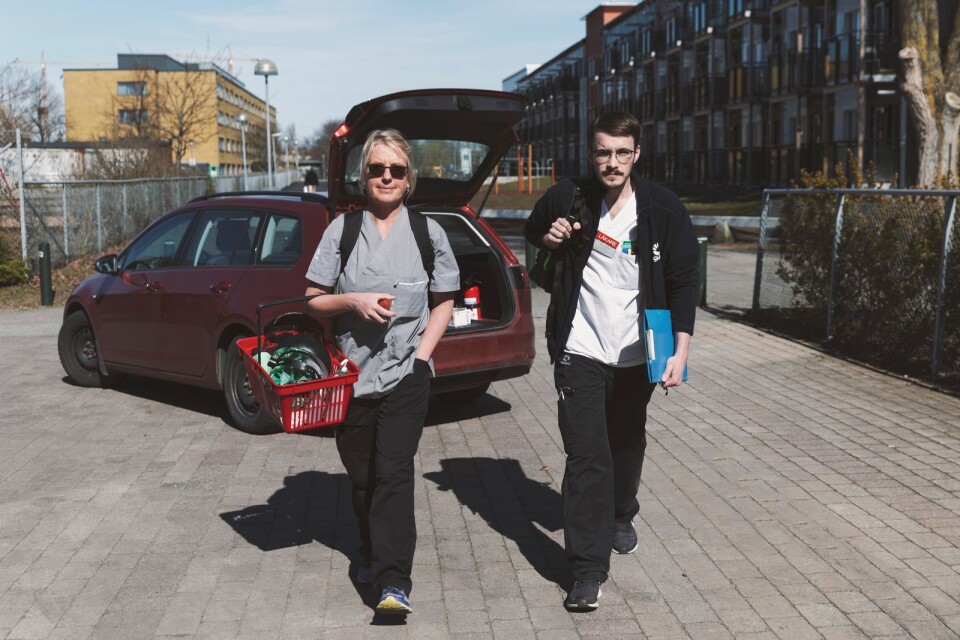Mobila provtagare på väg. Malin Jystrand, sjuksköterska och Felix Kronholm, ST-läkare, på väg till ett boende i Skåne för att provta för covid-19. Med sig har de provtagnings- och skyddsutrustning.