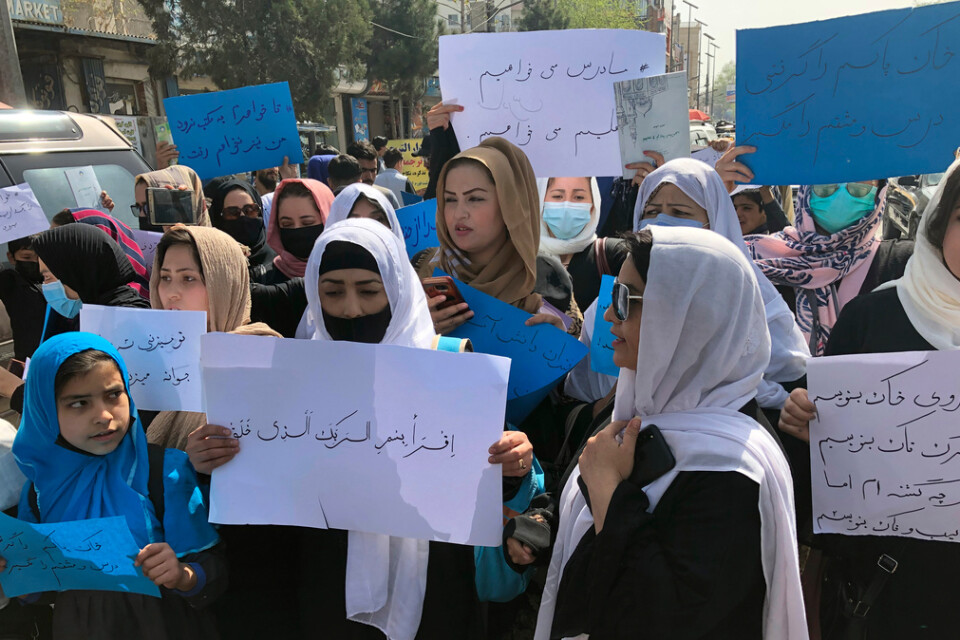 Sidas nya stöd till FN:s insatser i Afghanistan ska inte gå till verksamheter som diskriminerar. Här ses afghanska kvinnor protestera i Kabul, mot talibanregimens förbud mot att tillåta kvinnor utan manlig ledsagare gå ombord på flygplan. Bild från förra månaden.