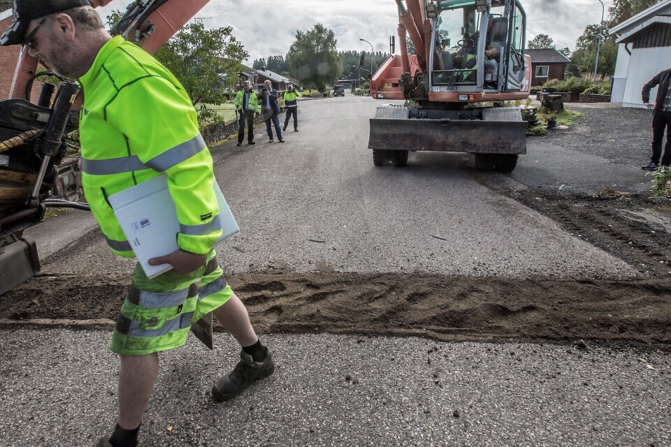 Nu har grävmaskinerna intagit Killeberg. Bredbandet ska byggas ut och jobbet görs av bland andra Mats Adriansson på gräventreprenören Maxall. Foto: Torbjörn Wester