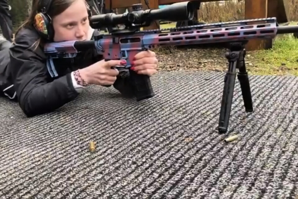 En skärmdump från videon där Emmy Slinge tränar med sitt långdistansvapen.