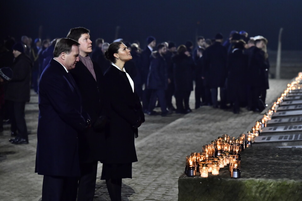 Statsminister Stefan Löfven (S), talman Andreas Norlén och kronprinsessan Victoria vid tända ljus under en minneshögtid med anledning av 75-årsdagen av koncentrationslägret Auschwitz befrielse.
