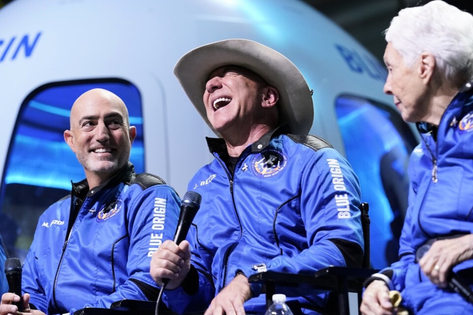 Amazongrundaren Jeff Bezos skrattar tillsammans med sina resekompisar i samband med rymdtrippen med Blue Origin. Men lika rolig blev inte delårsrapporten för det andra kvartalet. Arkivbild