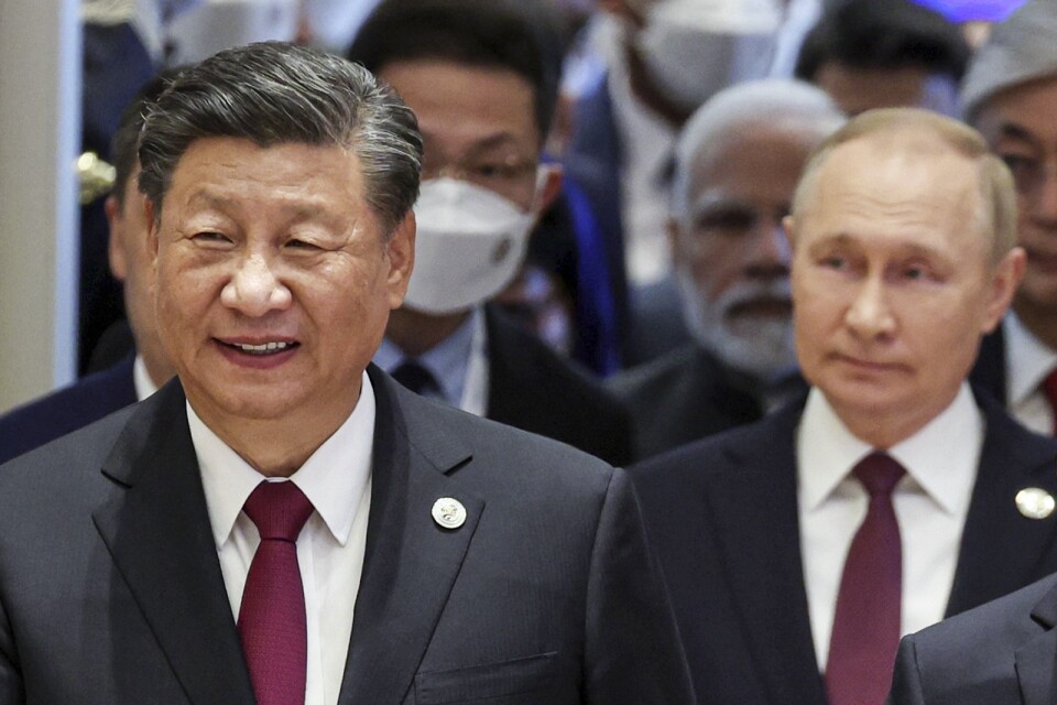 Kinas president Xi Jinping, left, and Russian President Vladimir Putin, walk to attend the Shanghai Cooperation Organisation (SCO) summit in Samarkand, Uzbekistan, Friday, Sept. 16, 2022. (Sergei Bobylev, Sputnik, Kremlin Pool Photo via AP)  XAZ213