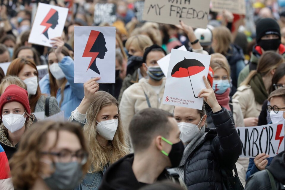 Ett beslut från Polens högsta domstol om ytterligare begränsningar på rätten till abort har mött omfattande demonstrationer i huvudstaden Warszawa.