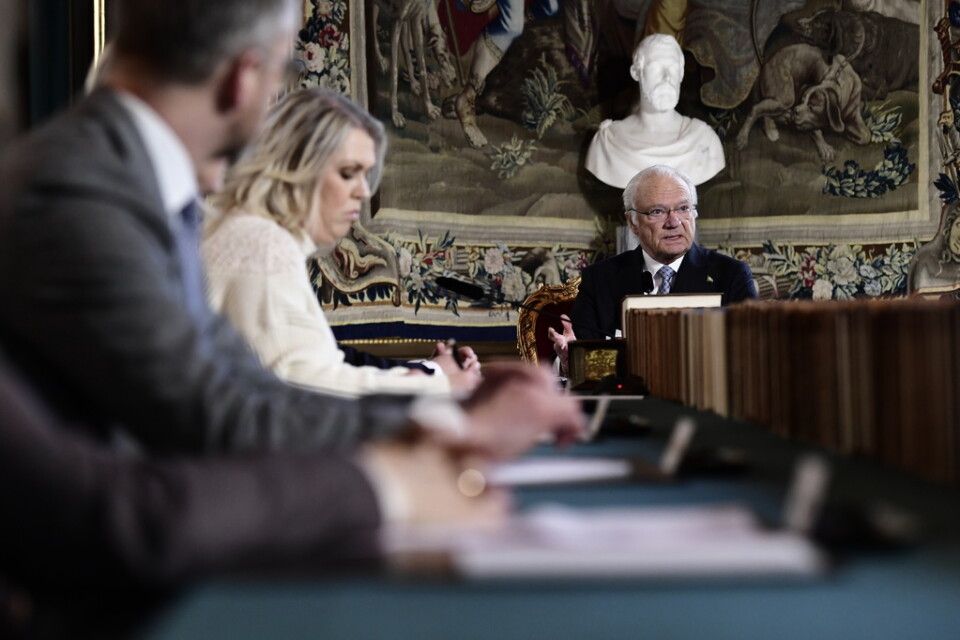 Kung Carl Gustaf vid den extra informationskonseljen på onsdagseftermiddagen. I förgrunden socialminister Lena Hallengren (S).