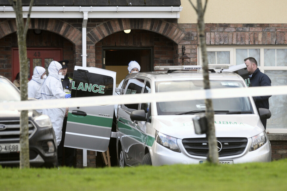 En ambulans utanför radhuset i irländska Newcastle där de döda barnen hittades.