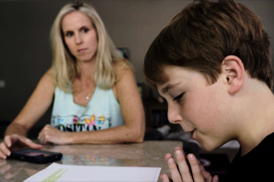 Livet som barnskådespelare är ett hårt arbete för den unge Marc och hans mamma Melanie Slater. Pressbild.
