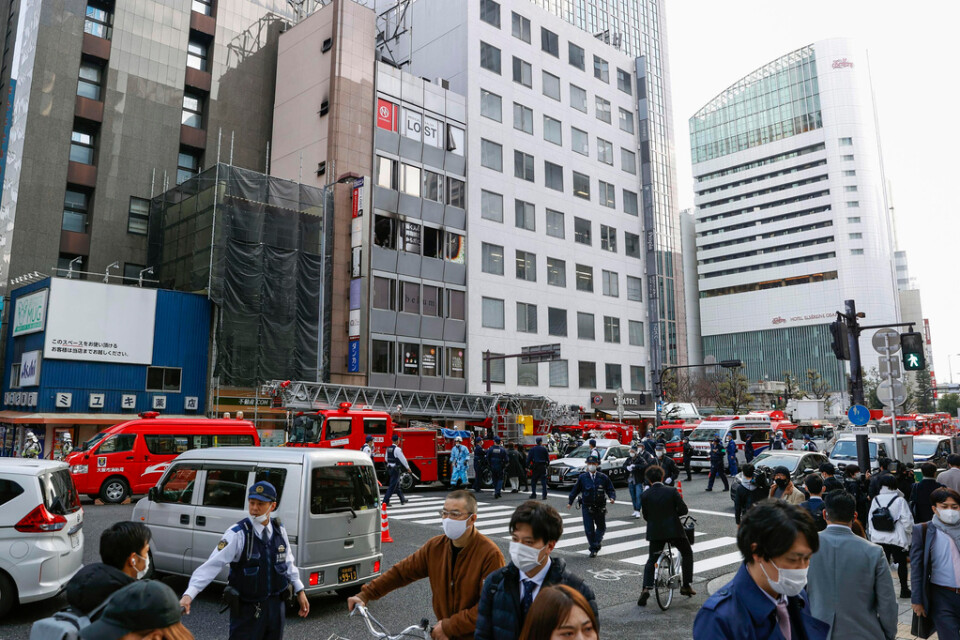 Räddningstjänsten arbetar vid byggnaden i Osaka där minst 24 människor miste livet i en brand på fredagsförmiddagen.
