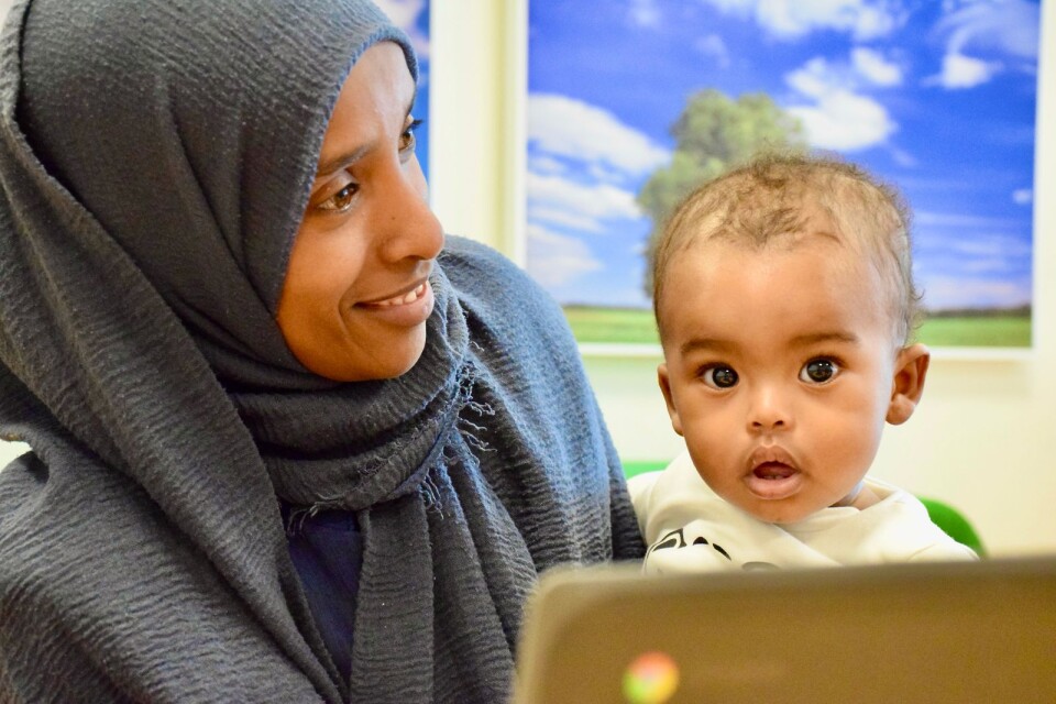 Lille Mohammed, åtta månader, är med sin mamma Halima Mohamed Skifa när hon studerar sfi. Storebror går i skolan. ”När jag är här brukar Mohammed sova, då fungerar det bra”.
