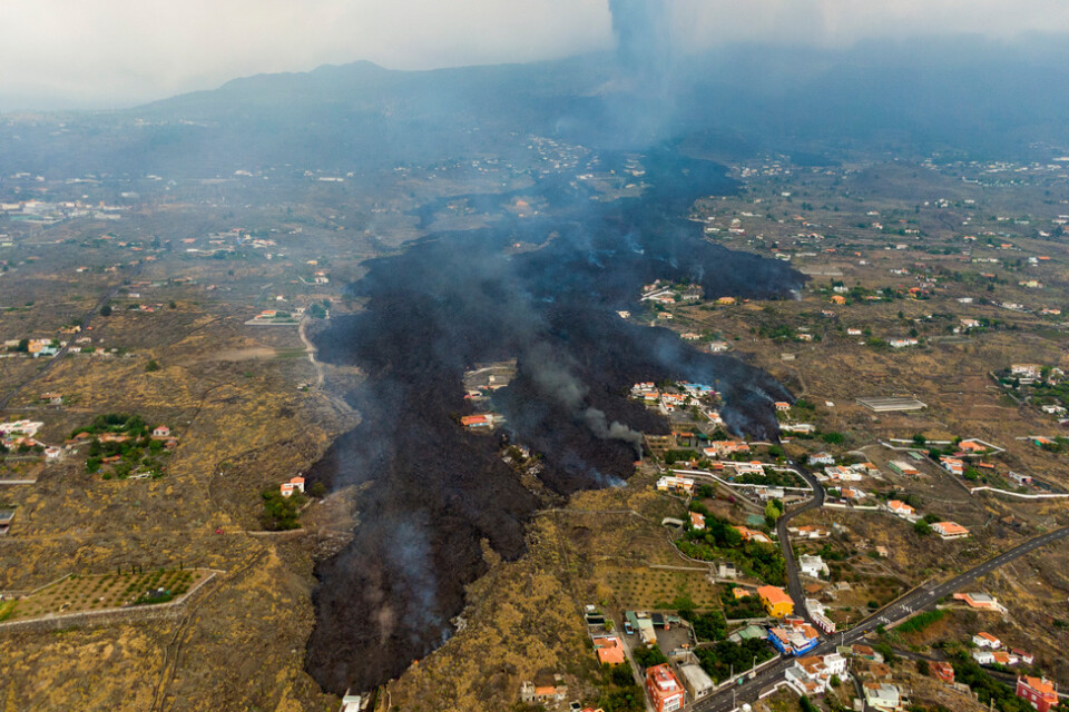 Tusentals personer har evakuerats på grund av den flödande lavan på kanarieön La Palma.