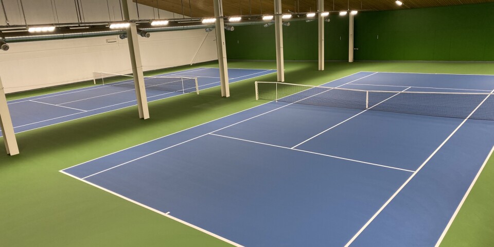 Tennishallen i Borgholm har fått ett nytt golv.