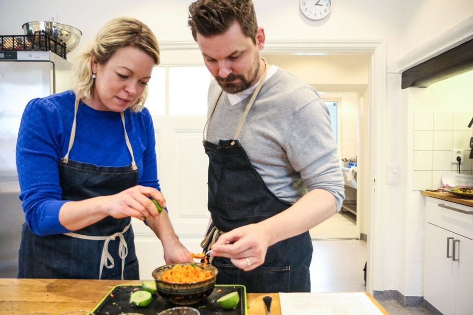 Sofie Bredahl och Fredrik Nilsson smakar av sin morotssallad med svarta senapsfrön och mynta – som serverades tillsammans med tofu med smaker från det marockanska köket.