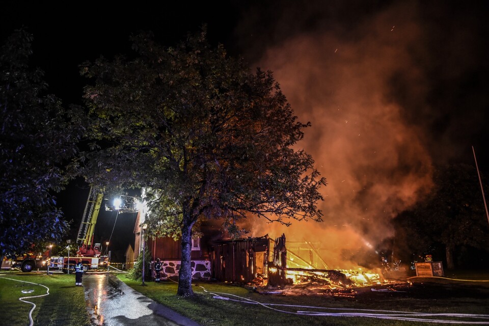A more than 200-year-old wing of Åstringegården in Knislinge burns to the ground at the end of August. That marks the start of some anxious weeks for the people of Knislinge.