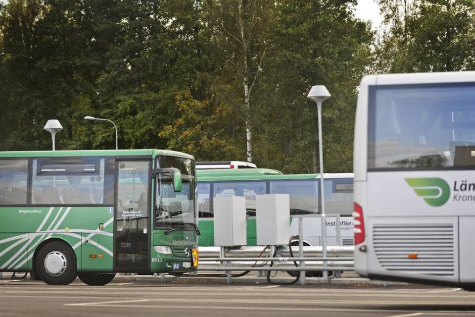 De nya biogasbussarna kan på grund av stor­leken inte köra samma vägar som de gamla servicebussarna med anslutning till vårdcentraler och lasarett, skriver Lennart Sundqvist.