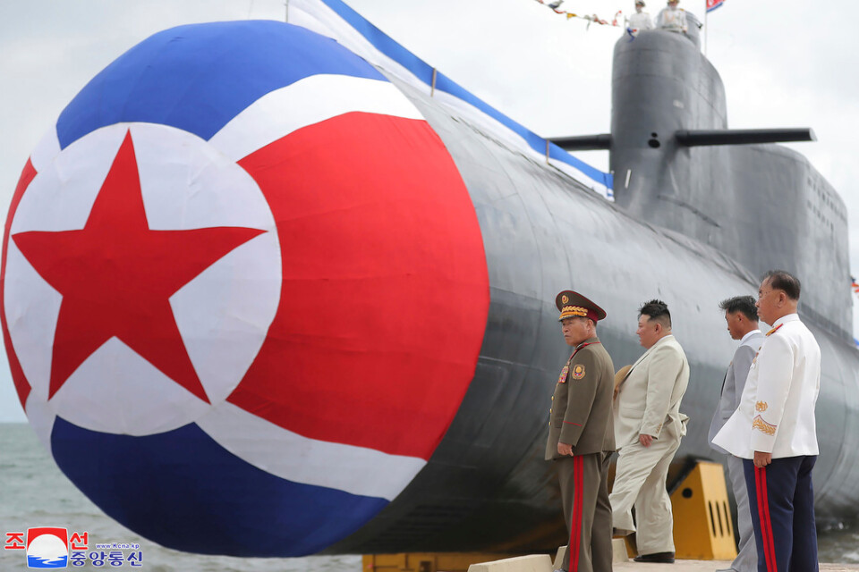 Kim Jong-Un, tvåa från vänster, inspekterar den nya ubåten. Fotot uppges vara taget i onsdags, men kommer från diktaturens hårt styrda medier.