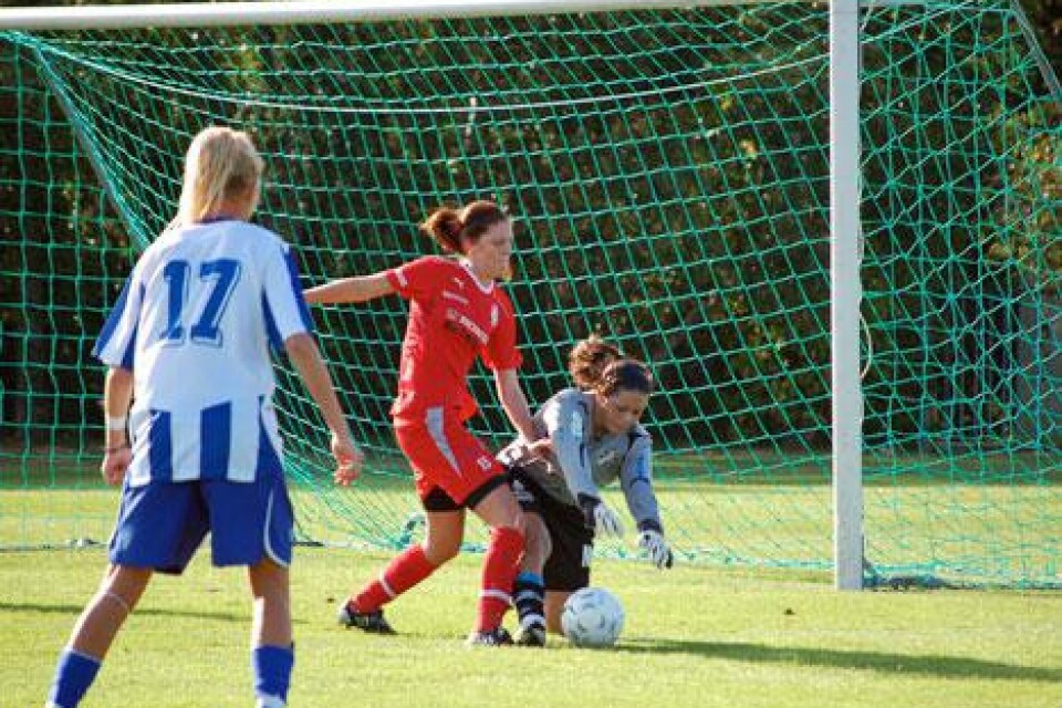 Felicia Zammal räddar bollen framför fötterna på Ida Kölemo. IFK-målvakten var i en klass för sig i första halvlek och räddade IFK vid ett flertal tillfällen.