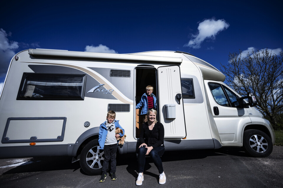 Emma Bauer och sjuåriga tvillingsönerna Ebbe och Vincent utanför familjens nya husbil. "Vi kände att det är ett smidigt sätt att ta sig runt och uppleva Sverige på och ett bra sätt att resa på nu när det är osäkert hur man kan göra i framtiden", säger Emma Bauer.
