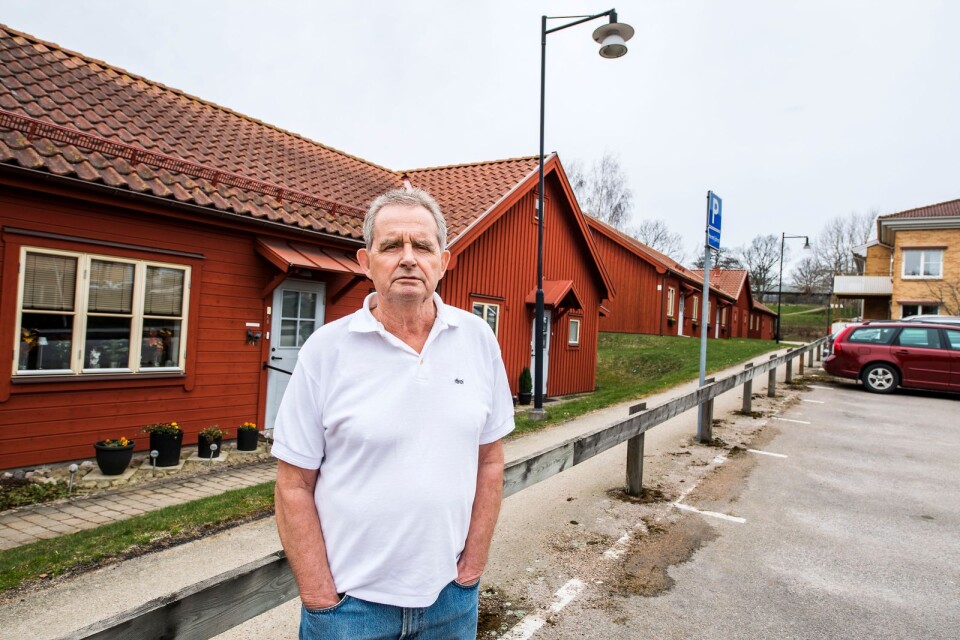 Leif Andersen är förbannad över att ingen lagar trasiga lampor på Tussilagovägen i Karlskrona