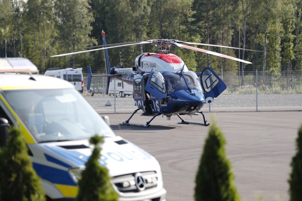 En polishelikopter på plats i samband med gisslandramat på Hällbyfängelset.