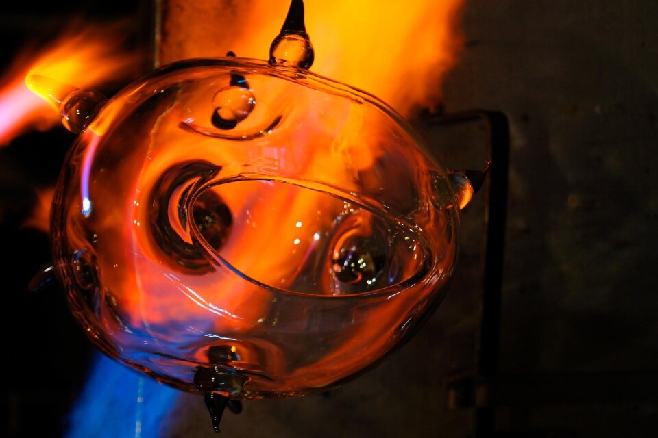 För att glaset inte ska bli för kallt och spricka efter ugnsbränning hålls värmen uppe genom att man blåser eld med en gasbrännare.
