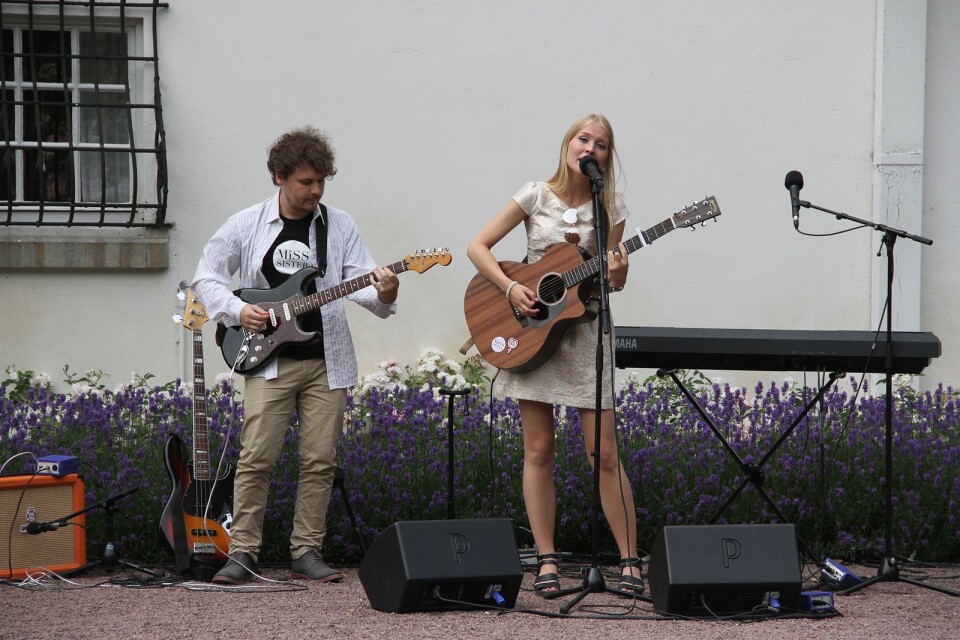 Tobbe Löfkvist och Ida ”Miss Sister” Gratte spelade och sjöng.