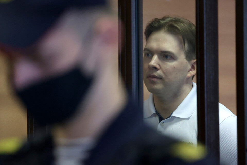 Maksim Znak står i en fångbur under en häktningsförhandling i Minsk i september 2021. Han dömdes till ett långt fängelsestraff.
