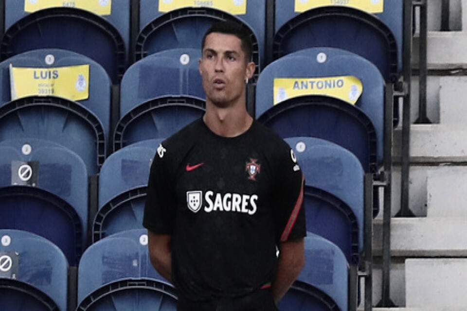 Portugals storstjärna Cristiano Ronaldo på läktaren i lördagens hemmamöte med Kroatien i Nations League.