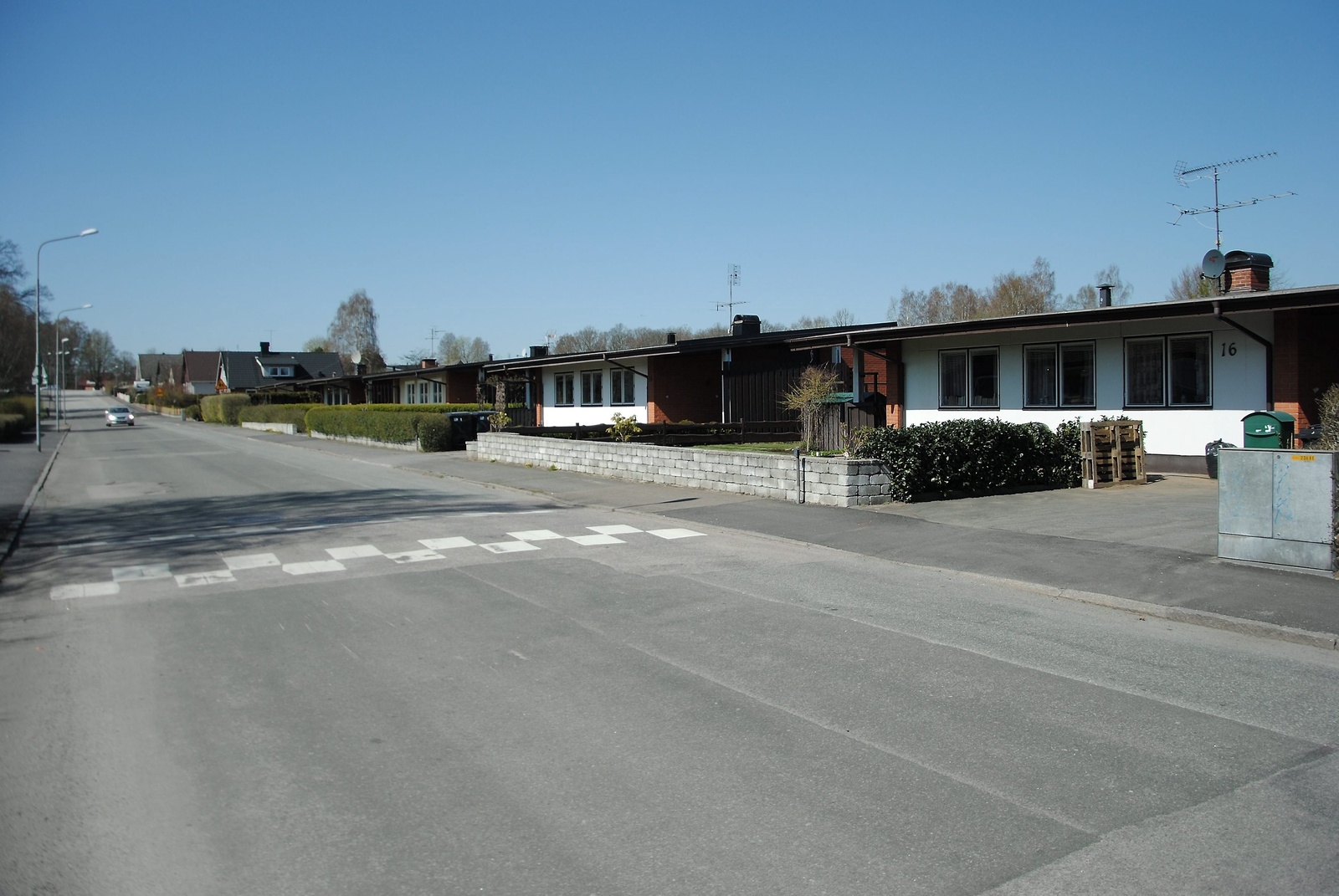 En för Hässleholm unik husmiljö längs Bågvägen  från skarven 1960-70-tal. - Unikt med 22 (tillsammans med husen på Körsbärsvägen) hus som ser likadana ut, säger Kenny Hansson (M) som är ordförande för miljö-och stadsbyggnadsnämnden.